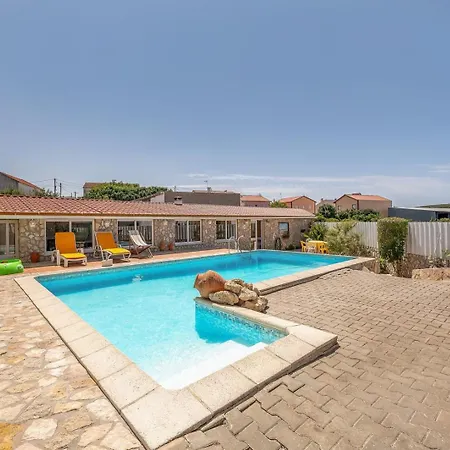 Ferienhaus Eclectic Oasis With Poolside Charm In Arranho