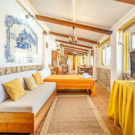 Eclectic Oasis With Poolside Charm In Arranhó Casa de Férias Arranho