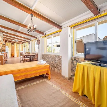 Eclectic Oasis With Poolside Charm In 度假居 *