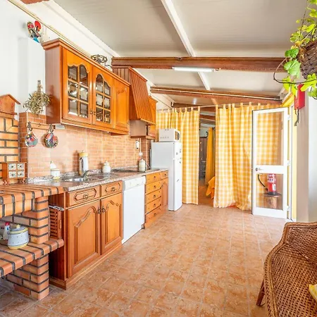 Ferienhaus Eclectic Oasis With Poolside Charm In Arranho