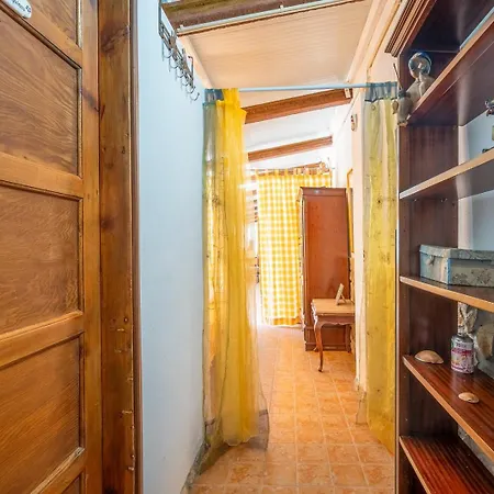 Eclectic Oasis With Poolside Charm In Ferienhaus *