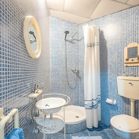 Eclectic Oasis With Poolside Charm In Arranhó Casa de Férias