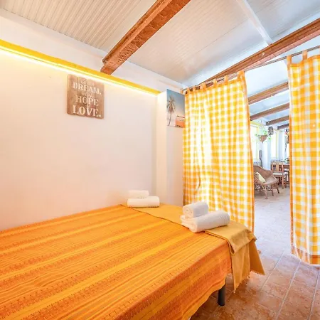 Casa de Férias Eclectic Oasis With Poolside Charm In Arranhó Arranho