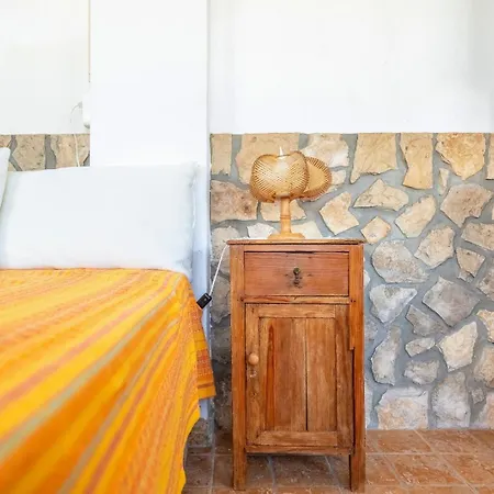 Ferienhaus Eclectic Oasis With Poolside Charm In Arranho