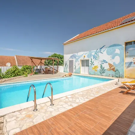 Eclectic Oasis With Poolside Charm In Arranhó Casa de Férias *