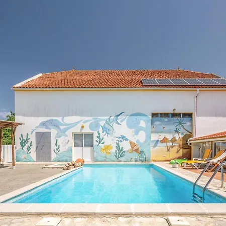 Eclectic Oasis With Poolside Charm In Arranhó