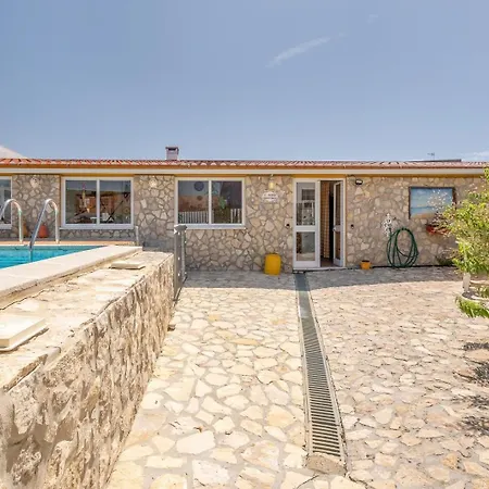 Eclectic Oasis With Poolside Charm In Ferienhaus