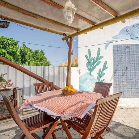 Casa de Férias Eclectic Oasis With Poolside Charm In Arranhó *