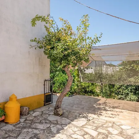 Eclectic Oasis With Poolside Charm In Arranhó *