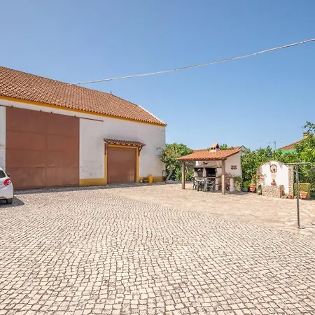 Eclectic Oasis With Poolside Charm In Arranhó Arranho