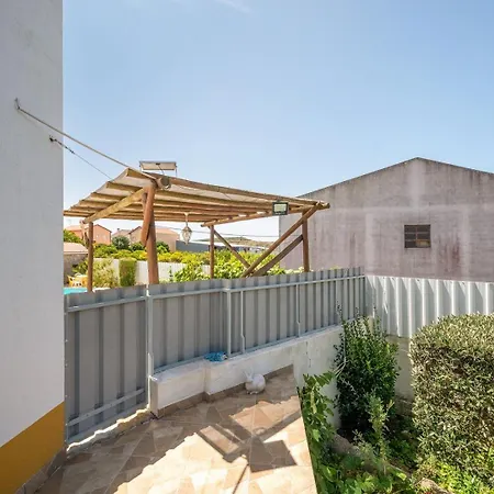 Eclectic Oasis With Poolside Charm In Arranhó Casa de Férias Arranho