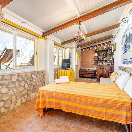 Eclectic Oasis With Poolside Charm In Arranhó Casa de Férias *