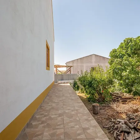 Ferienhaus Eclectic Oasis With Poolside Charm In Arranho