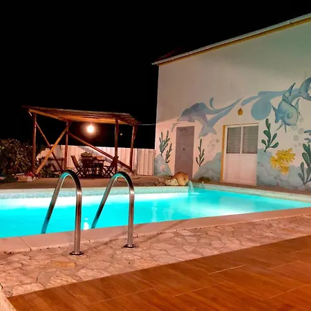 Eclectic Oasis With Poolside Charm In Arranhó Casa de Férias