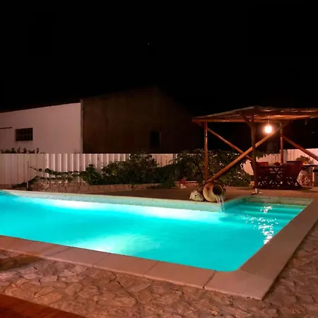 Ferienhaus Eclectic Oasis With Poolside Charm In Arranho