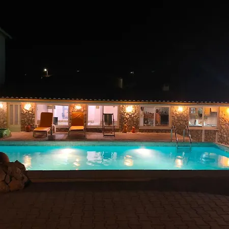 Casa de Férias Eclectic Oasis With Poolside Charm In Arranhó *