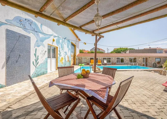 Eclectic Oasis With Poolside Charm In 度假居 Arranho