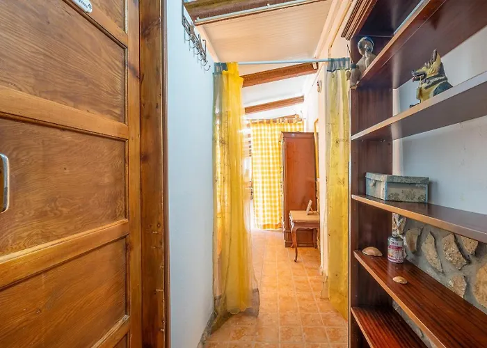 Eclectic Oasis With Poolside Charm In 度假居 *