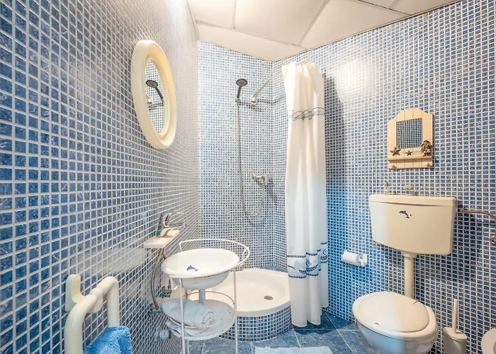 Eclectic Oasis With Poolside Charm In 度假居